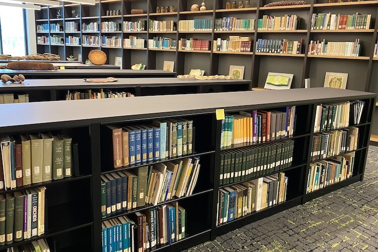 The Selby Gardens research library contains about 7,000 books on tropical plants, especially epiphytes (those that grow without soil, often attached to trees).
