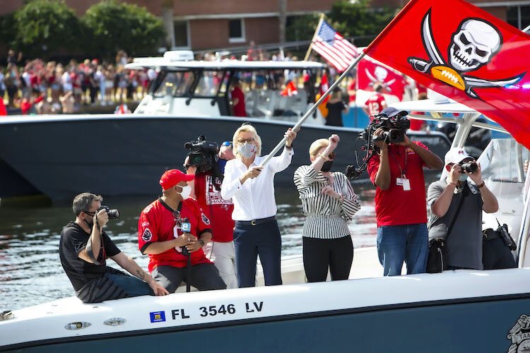 Fans rush Tampa waterfront for Super Bucs boat parade