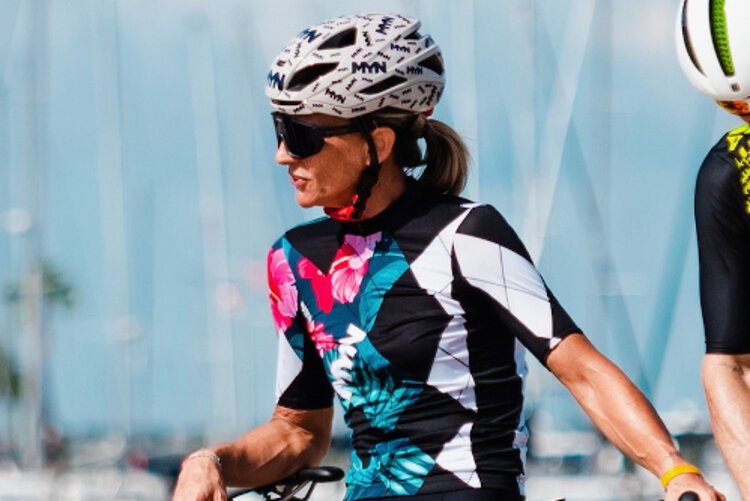 Paola Bedin, moradora de Tampa e empresária, transformou o amor de uma vida inteira pelo ciclismo em uma empresa de roupas on-line, a MYN Sport.