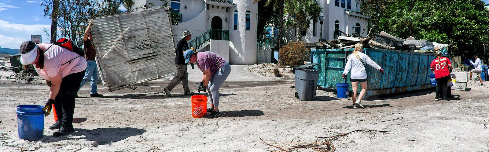  Bucket after bucket, sand brought in by Hurricane Helene is taken out by volunteers who spare no effort to restore hope to the devastated rescue facility.