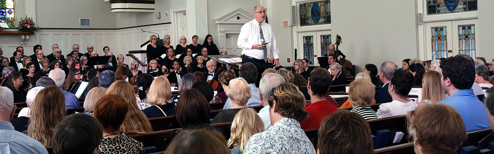 Reverend John DeBevoise introduces the Tampa Oratorio Singers’ concert as a free hurricane relief benefit with voluntary donations going to Feeding Tampa Bay.